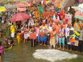 वेद पाठी बटुकों ने किया मां गंगा का दुग्धाभिषेक