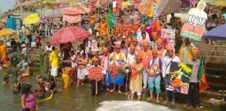 वेद पाठी बटुकों ने किया मां गंगा का दुग्धाभिषेक