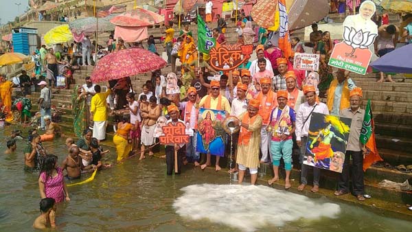 वेद पाठी बटुकों ने किया मां गंगा का दुग्धाभिषेक वेद पाठी बटुकों ने किया मां गंगा का दुग्धाभिषेक