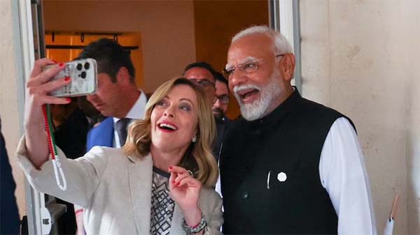 modi meloni जी-7 के आउटरीच सेशन के बाद इटली की प्रधानमंत्री मेलोनी ने प्रधानमंत्री नरेंद्र मोदी के साथ सेल्फी ली। इससे पहले पिछले साल नवंबर में भी दोनों की सेल्फी काफी वायरल हुई थी।