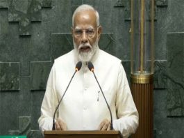 लोकसभा में शपथ लेते प्रधानमंत्री नरेंद्र मोदी।