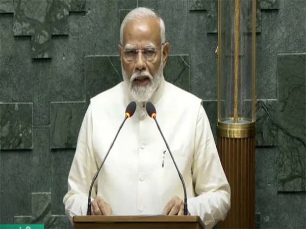 लोकसभा में शपथ लेते प्रधानमंत्री नरेंद्र मोदी। लोकसभा में शपथ लेते प्रधानमंत्री नरेंद्र मोदी।