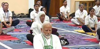 श्रीनगर के शेर-ए-कश्मीर इंटरनेशनल कन्वेंशन सेंटर में योगाभ्यास करते पीएम नरेंद्र मोदी।