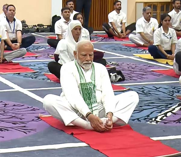 श्रीनगर के शेर-ए-कश्मीर इंटरनेशनल कन्वेंशन सेंटर में योगाभ्यास करते पीएम नरेंद्र मोदी। श्रीनगर के शेर-ए-कश्मीर इंटरनेशनल कन्वेंशन सेंटर में योगाभ्यास करते पीएम नरेंद्र मोदी।