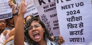 नीट पेपर लीक मामले में प्रदर्शन करते अभ्यर्थी।