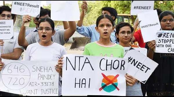 नीट पेपर मामले में एनटीए के खिलाफ प्रदर्शन करते छात्र।
