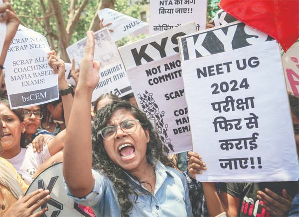 नीट पेपर मामले में एनटीए के खिलाफ प्रदर्शन करते छात्र। नीट पेपर मामले में एनटीए के खिलाफ प्रदर्शन करते छात्र।