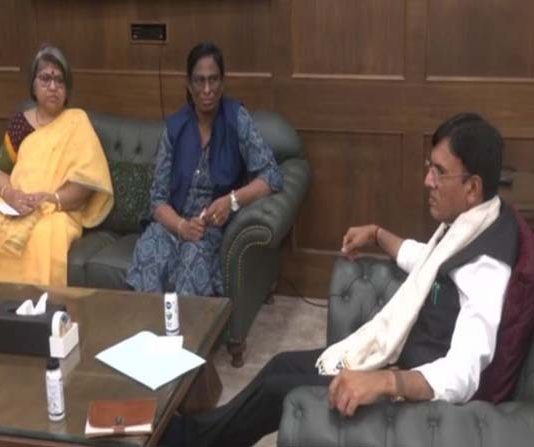 आईओए अध्यक्ष पीटी उषा से मुलाकात करते खेल मंत्री मनसुख मंडाविया।