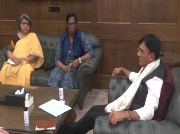 आईओए अध्यक्ष पीटी उषा से मुलाकात करते खेल मंत्री मनसुख मंडाविया।