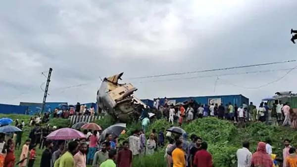 राहत कार्यों में जुटे लोग।