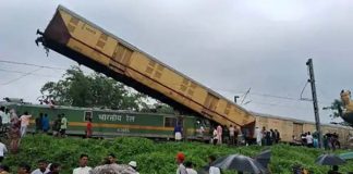 मालगाड़ी के इंजन पर लटका एक्सप्रेस का डिब्बा।