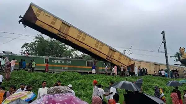 मालगाड़ी के इंजन पर लटका एक्सप्रेस का डिब्बा। मालगाड़ी के इंजन पर लटका एक्सप्रेस का डिब्बा।
