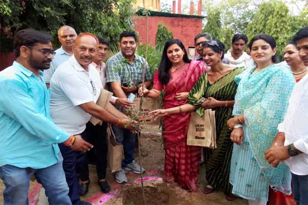 नगर निगम ग्रेटर महापौर डॉ. सौम्या गुर्जर नगर निगम ग्रेटर महापौर डॉ. सौम्या गुर्जर
