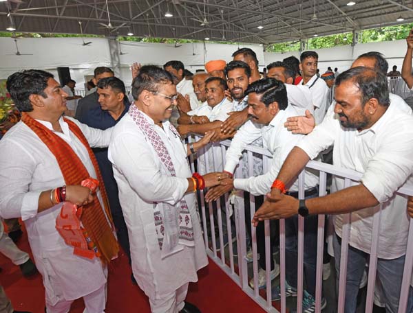 सीएम भजनलाल शर्मा का आभार जताने पहुंचे लोग।