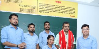 जिला कलेक्टर डॉ. रविंद्र गोस्वामी
