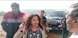 बंदूक लेकर किसानों को धमकाते दिखी पूजा खेड़कर की मां