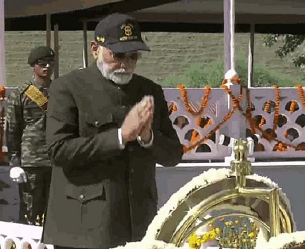 प्रधानमंत्री ने युद्ध के नायकों को दी श्रद्धांजलि प्रधानमंत्री ने युद्ध के नायकों को दी श्रद्धांजलि