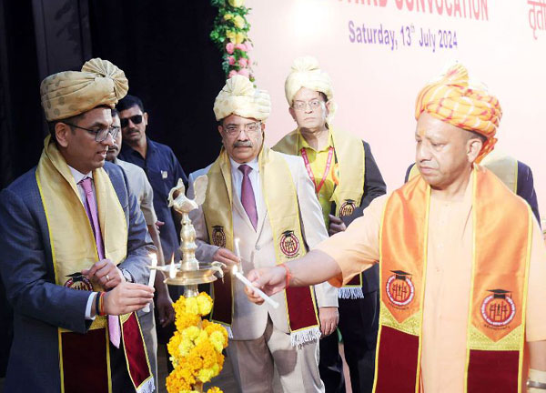 दीप प्रज्जवलित कर डॉ. राम मनोहर लोहिया राष्ट्रीय विधि विश्वविद्यालय, लखनऊ के तृतीय दीक्षांत समारोह का शुभारम्भ करते सीएम योगी आदित्यनाथ और मुख्य न्यायाधीश डीवाई चंद्रचूड़। दीप प्रज्जवलित कर डॉ. राम मनोहर लोहिया राष्ट्रीय विधि विश्वविद्यालय, लखनऊ के तृतीय दीक्षांत समारोह का शुभारम्भ करते सीएम योगी आदित्यनाथ और मुख्य न्यायाधीश डीवाई चंद्रचूड़।