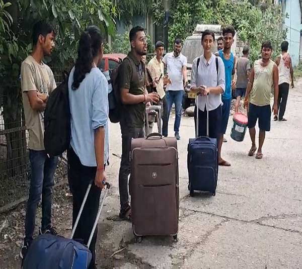 बांग्लादेश से लौटे भारतीय। बांग्लादेश से लौटे भारतीय।