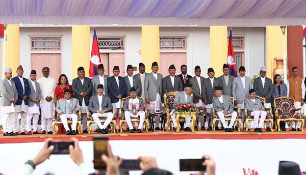 अपने मंत्रिमंडल के साथ नेपाल के प्रधानमंत्री ओली।
