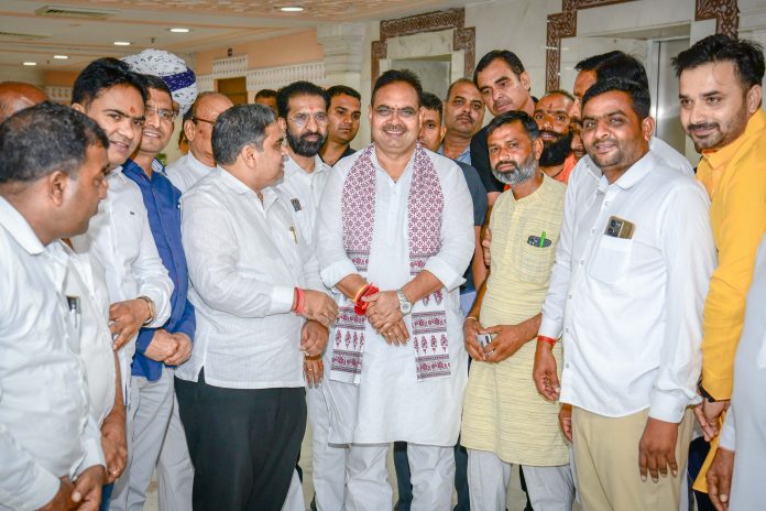 सीएम भजनलाल शर्मा का आभार जताने पहुंचे लोग। सीएम भजनलाल शर्मा का आभार जताने पहुंचे लोग।
