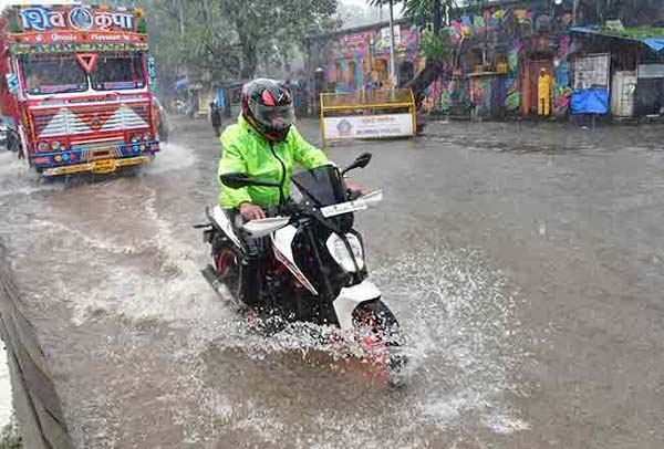 मुंबई में भारी बारिश मुंबई में भारी बारिश