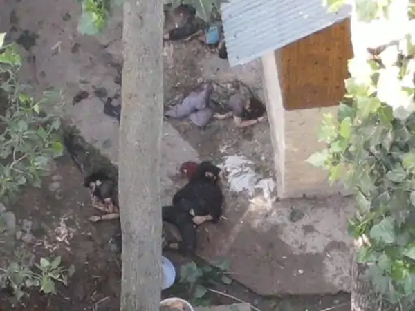 कुलगाम मुठभेड़ में दिखाई दिए आतंकियों के शव। कुलगाम मुठभेड़ में दिखाई दिए आतंकियों के शव।