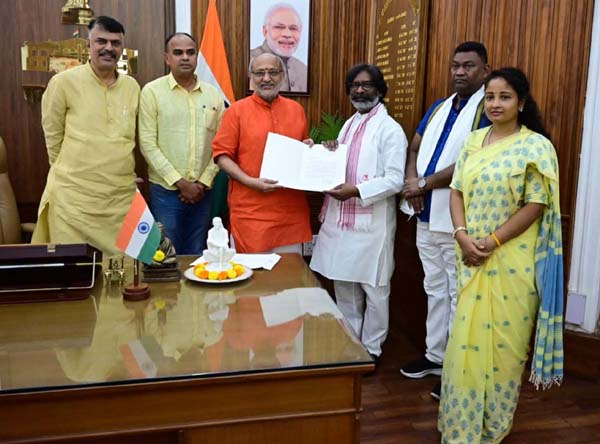 राज्यपाल से मुलाकात करते हेमंत सोरेन। राज्यपाल से मुलाकात करते हेमंत सोरेन।
