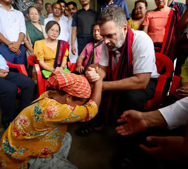 मणिपुर से सटे असम के फुलेरताल में हिंसा प्रभावितों से मुलाकात करते राहुल गांधी।