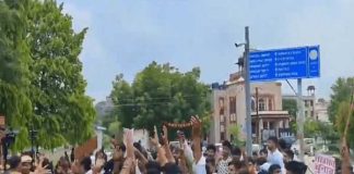 छात्रसंघ चुनाव की मांग: आरयू पर छात्रों का प्रदर्शन