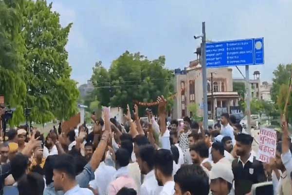 छात्रसंघ चुनाव की मांग: आरयू पर छात्रों का प्रदर्शन