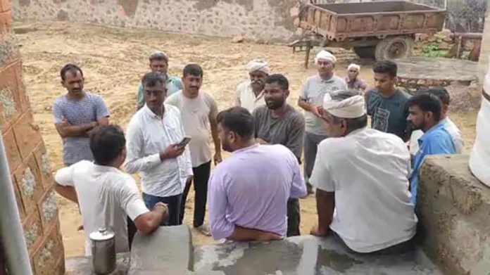 बाड़मेर से करीब 95 किमी दूर हरसाणी गांव में हवलदार नखत सिंह के घर के पास बने सभा भवन (कोटड़ी) के बाहर एकत्र गांव के लोग।