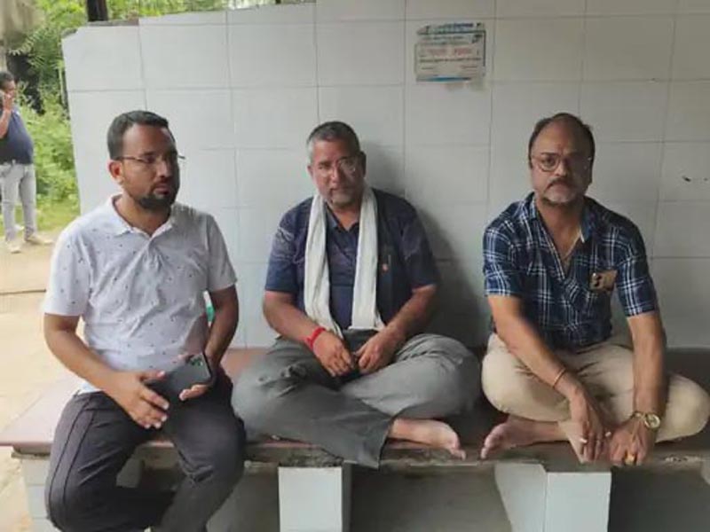 मॉच्र्युरी में मौजूद आनंद के चाचा (बीच में)। आनंद की मौत के बाद परिवार के लोग सदमे में हैं।