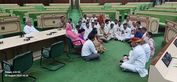 कांग्रेस विधायक धरने पर बैठे कांग्रेस विधायक धरने पर बैठे