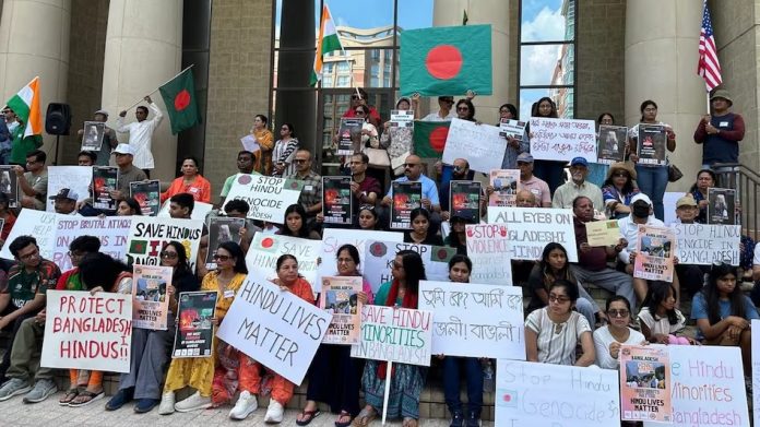 ढाका की सड़कों पर हजारों प्रदर्शनकारी