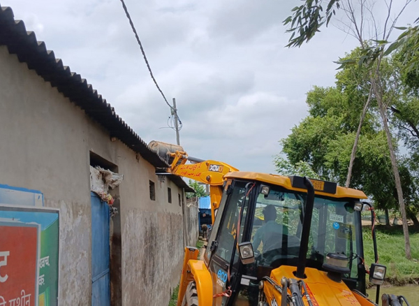 गैंगरेप के आरोपी सपा नेता की बेकरी