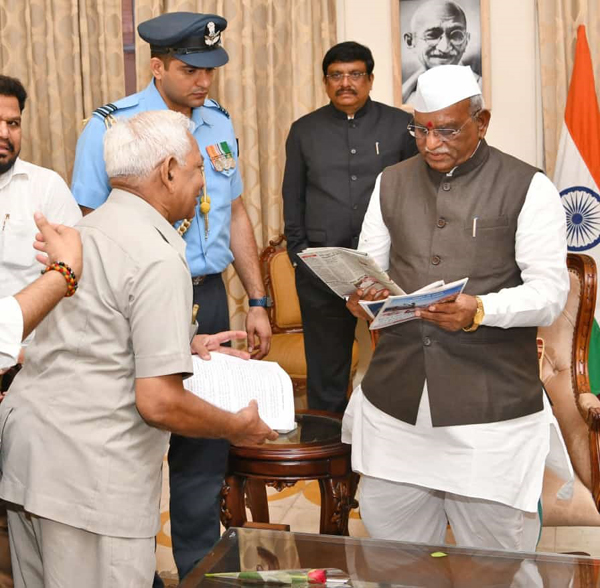 राज्यपाल हरिभाऊ किसनराव बागडे से मुलाकात करते माणक पत्रिका व दैनिक जलतेदीप के प्रधान संपादक पदम मेहता।