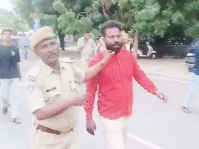 बरकतुल्लाह स्टेडियम में महिला कॉन्स्टेबल को छेड़ा बरकतुल्लाह स्टेडियम में महिला कॉन्स्टेबल को छेड़ा