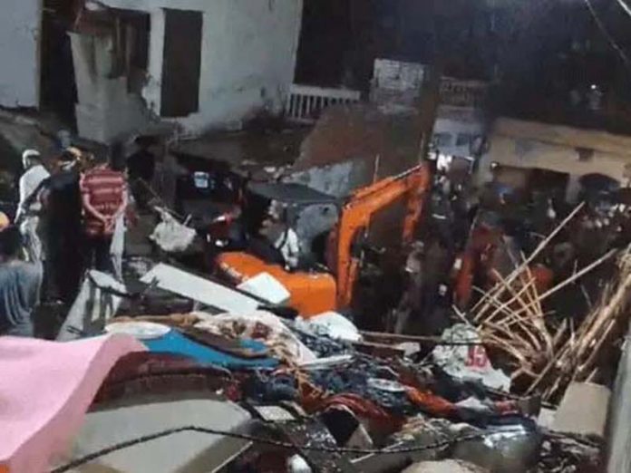 मेरठ में 3 मंजिला मकान गिरा मेरठ में 3 मंजिला मकान गिरा