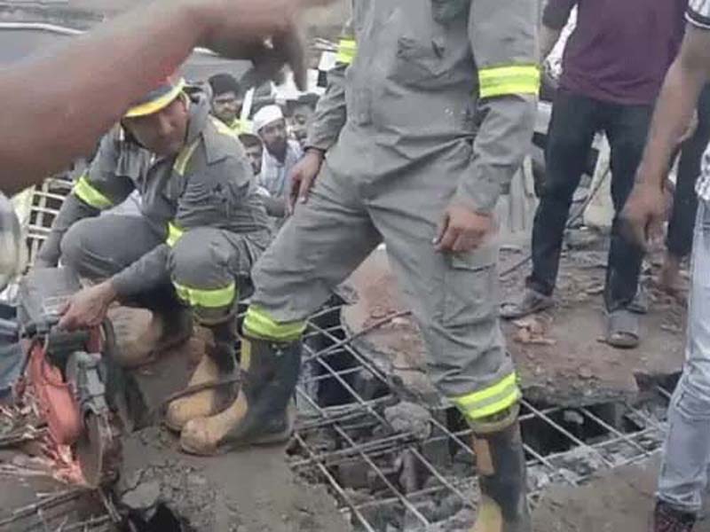 मेरठ में 3 मंजिला मकान गिरा