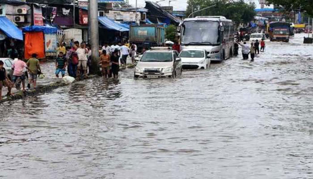 बारिश से बेहाल मुंबई