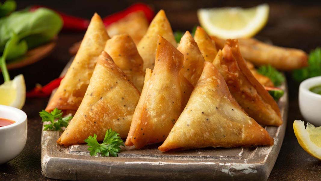 मूंग दाल के समोसे,
