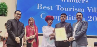 जिला कलेक्टर उत्सव कौशल और देवमाली गांव की सरपंच पूजा गुर्जर