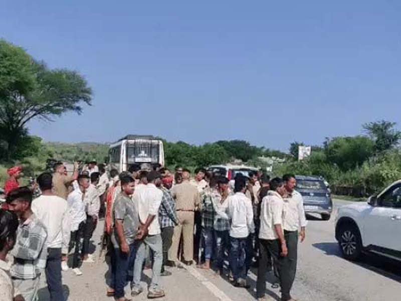 घटना से गुस्साए ग्रामीणों ने नेशनल हाईवे जाम करने की कोशिश की थी।