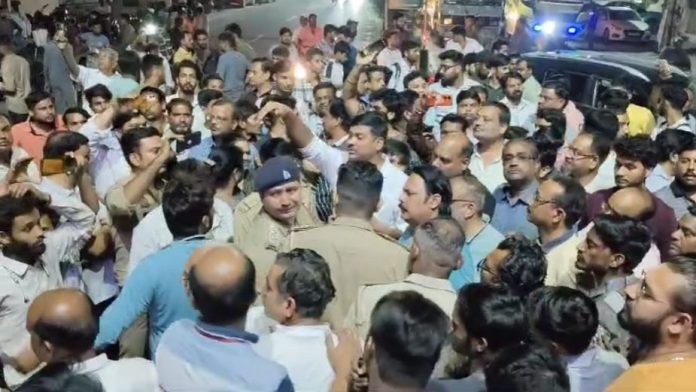 लोगों में आक्रोश लोगों में आक्रोश
