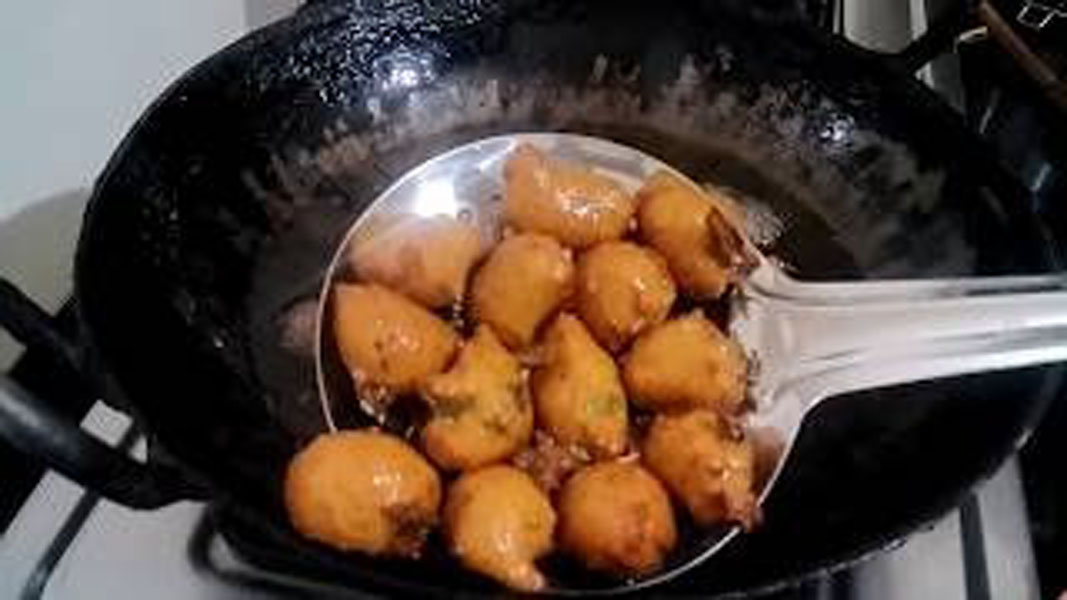 सूजी के पकौड़े
