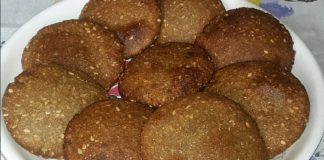 बाजरे, गुड़ और तिल की टिक्की