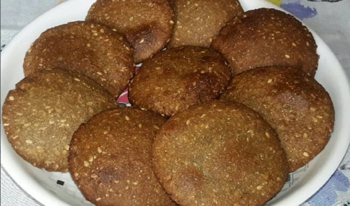 बाजरे, गुड़ और तिल की टिक्की