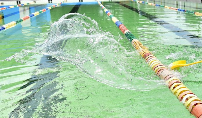 Two girls tried to save their friend who was drowning in the swimming pool, all three died Two girls tried to save their friend who was drowning in the swimming pool, all three died