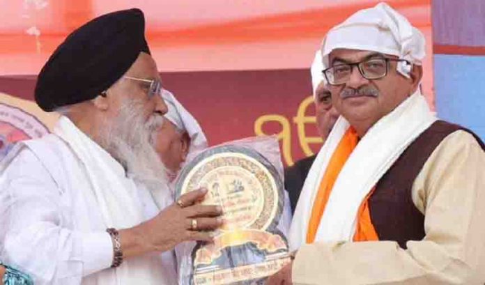 Baba Jatinder Pal Singh, the tenth descendant of Banda Singh, paid respect in the Virat Sikh Samagam.